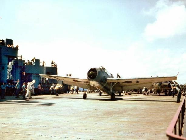 Kolor fotografija TBF Avenger na pilotskoj kabini USS Yorktown (CV-10).