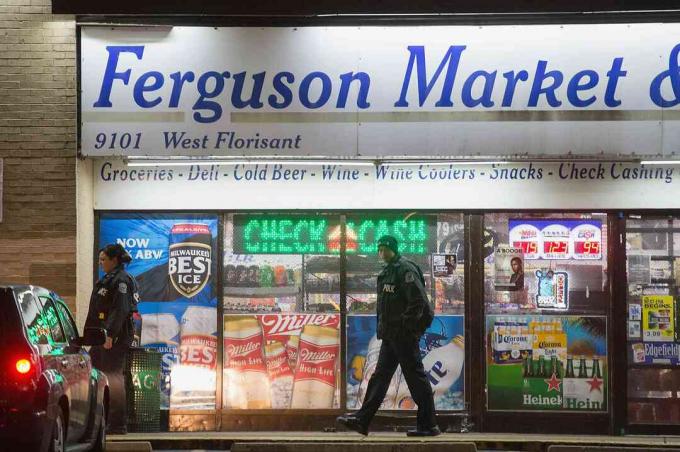 Policijski službenici ispred Ferguson Market & Liquor tijekom nemira 2014. godine u Fergusonu, Missouri.