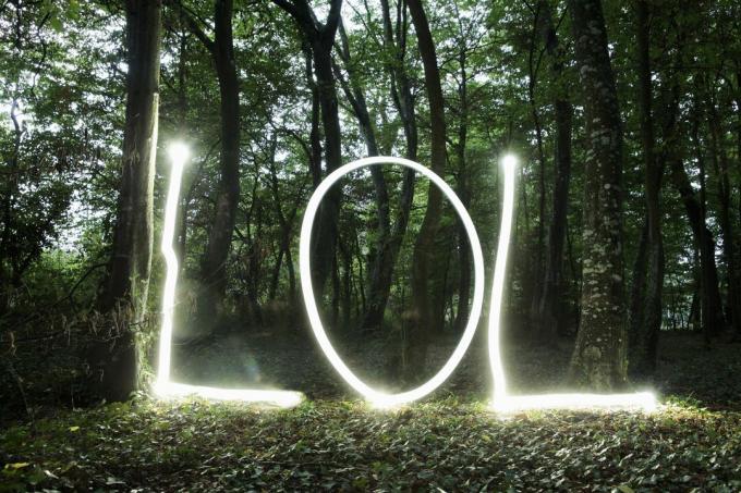 "LOL" pišite u svjetlu u šumi