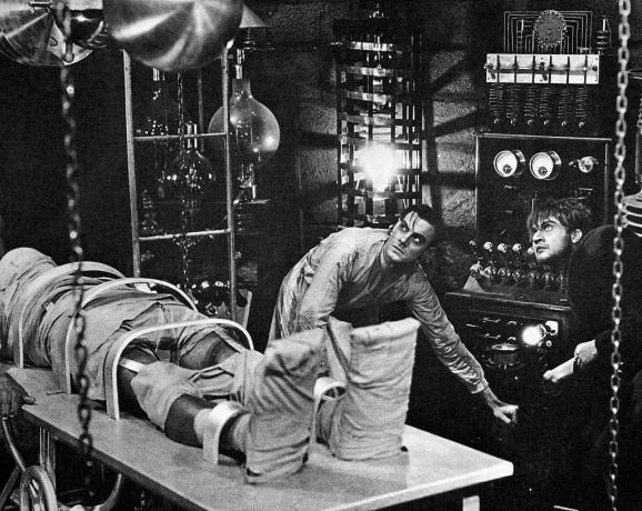 Doktor Frankenstein oživljava čudovište
