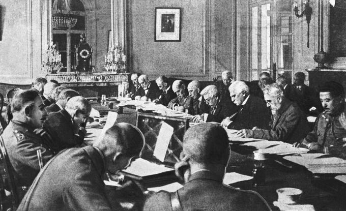 Vladini službenici sastavljaju odredbe iz Versajskog ugovora.