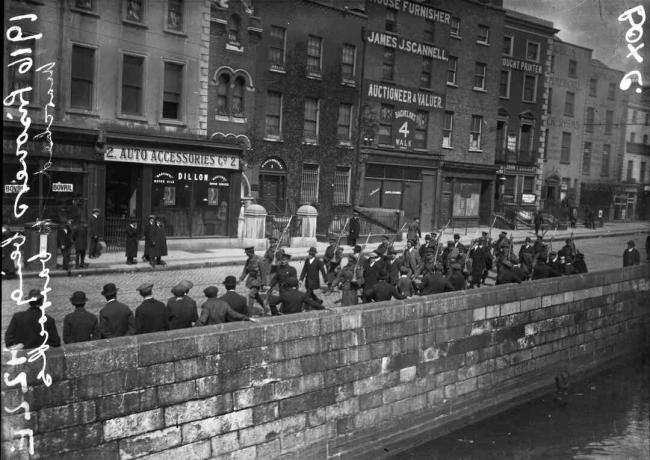 Irski pobunjenički zarobljenici marširali su kroz Dublin 1916. godine.