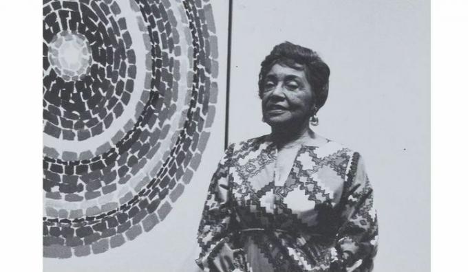 crno-bijela slika Alme Thomas ispred jedne od njenih apstrakcija kruga
