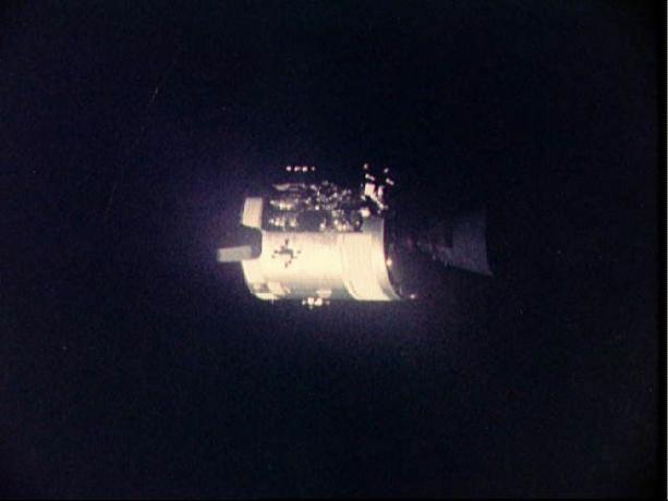 Slike Apolla 13 - Pogled oštećenog servisnog modula Apollo 13 iz modula Lunar / Command