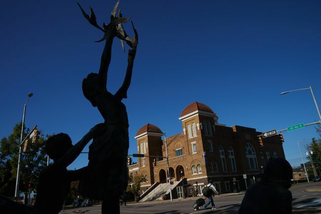 Pogled na kip 'Četiri duha' i baptističku crkvu u 16. ulici u Birminghamu, Alabama.