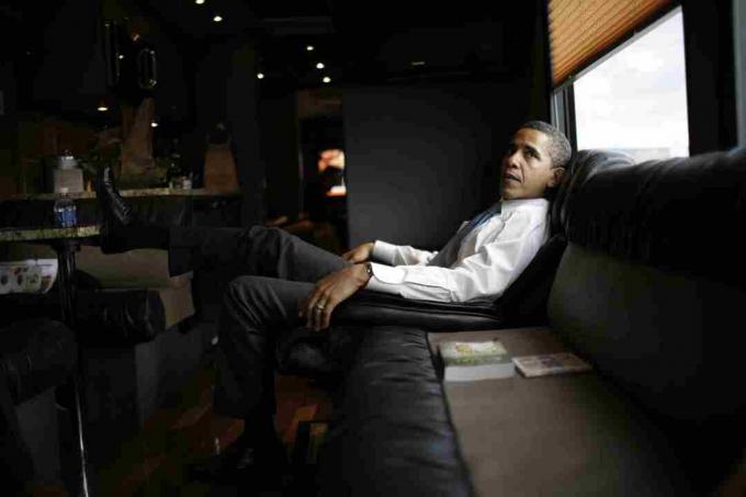 Barak Obama opuštajući se u svom autobusnom turističkom autobusu 2008. godine