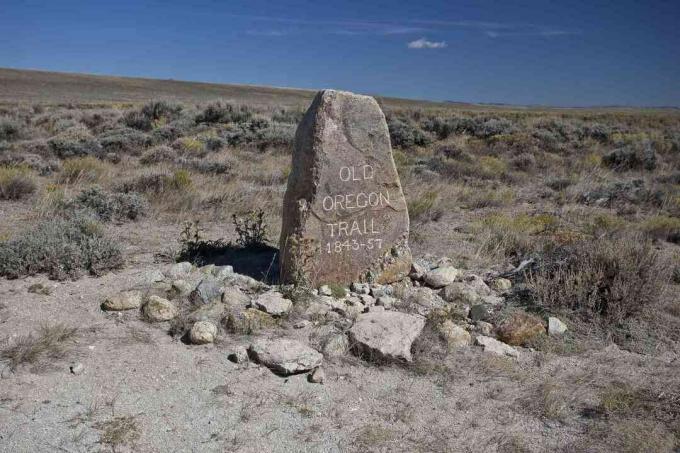 Marker blizu Južnog prolaza na Oregonovoj stazi pod plavim nebom.