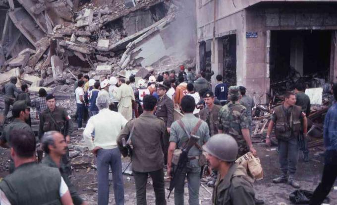 Mnoštvo vojnika i davalaca pomoći stoji usred uništenja i oštećenja na mjestu samoubilačkog bombaškog napada na američku ambasadu, Bejrut, Libanon, 18. travnja 1983. godine.