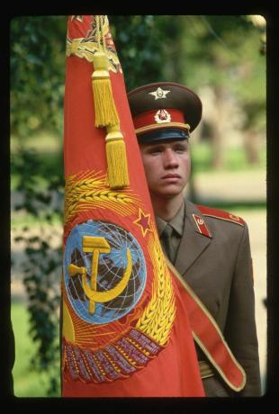 Sovjetski vojnik sa sovjetskom zastavom