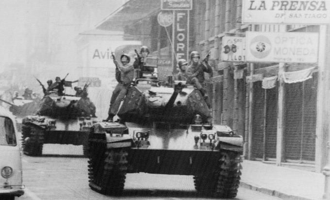 Vojnici se voze na vrhu tenkova ulicama Santiaga u Čileu, dok je general vojske Augusto Pinochet položio prisegu kao predsjednik.