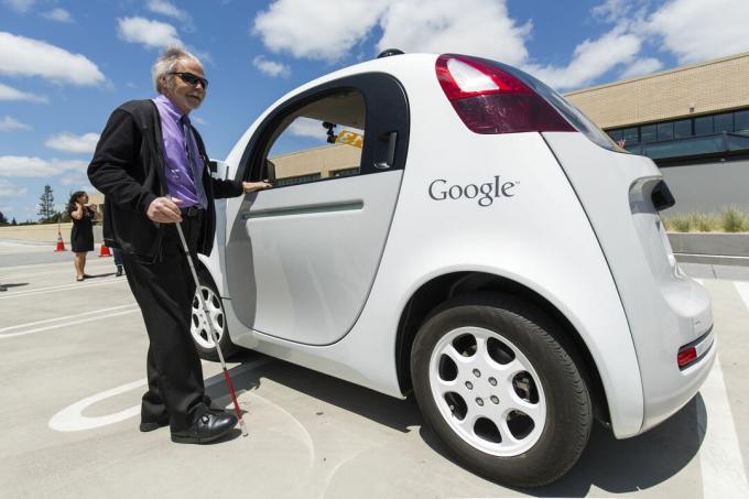 Slijepa osoba prije vožnje u najnovijoj verziji Googleovog automobila za osobne automobile izvan GoogleX laboratorija u Mountain Viewu, CA.