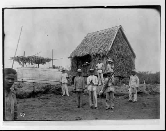 Filipinski časnici po kolibi za vrijeme filipinske pobune