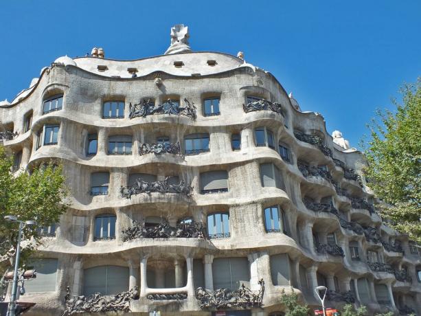 Zakrivljena stambena zgrada u Barceloni, Španjolska, Casa Mila, autora Antonija Gaudija