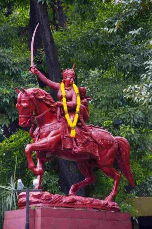 Kip Zashichi Rani, Rani Laxmibai u blizini kazališta Balgandharva ili Rangmandir, Pune