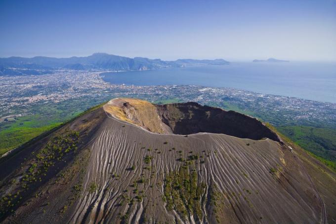 Lava s planine Vesuvius sadrži biotit.