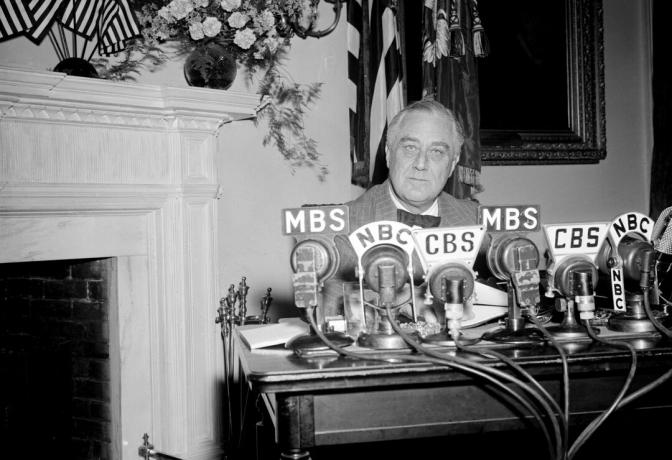 Franklin Roosevelt tijekom ratne emisije Fireside Chat.