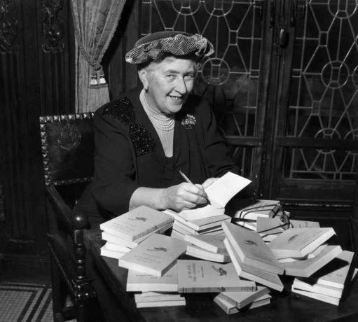 Agatha Christie potpisala je hrpu knjiga