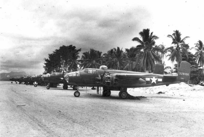 Bombarderi B-25 postrojeni su na pisti na jugu Tihog oceana.