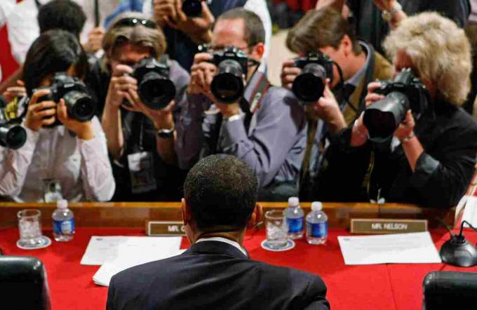 Fotografije fotografa okružili su senatora Baracka Obamu na saslušanju u Senatu.