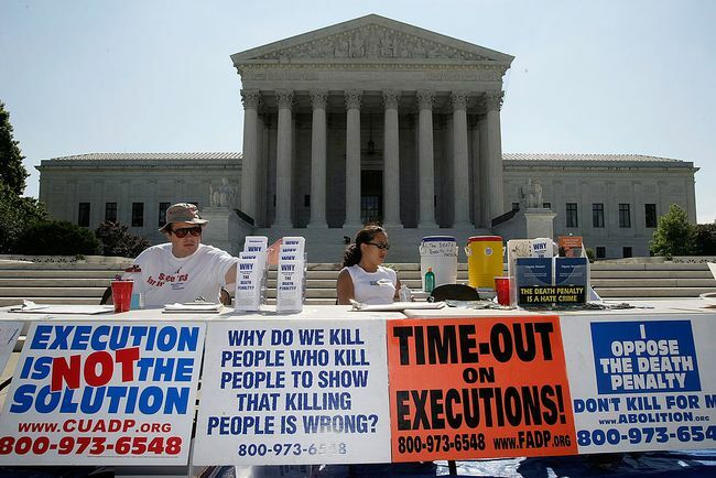 Aktivisti sudjeluju u bdijenju protiv smrtne kazne ispred Vrhovnog suda SAD-a 1. srpnja 2008. u Washingtonu, DC.