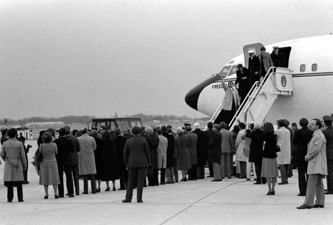 Oslobođeni Amerikanci taoci slijetaju na slobodu Freedom One, zrakoplov VC-137 Stratoliner, nakon dolaska u bazu, 27. siječnja 1981.