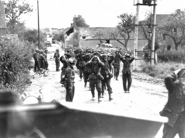 Njemački vojnici marširali su ulicom s rukama na glavi u predaji.